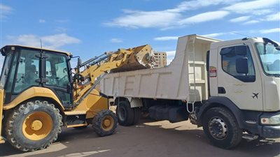 حملات مكثفة لرفع المخلفات وازالة الاشغالات وصيانة المرافق بحي فيصل بالسويس