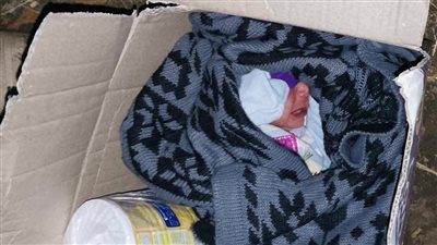 العثور على طفل رضيع داخل كرتونة أمام منزل بقرية سنهور بدمنهور