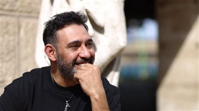 بين مصر وإسبانيا.. عمرو مصطفى يحتل المرتبة الأولى على كل المنصات بـ 2025