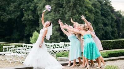 ماذا تحمل؟ رمي بوكيه ورد العروس عادة من العصور الوسطى