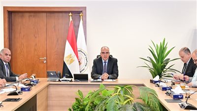 وزير الموارد المائية يتابع موقف مشروعات الخطة الاستثمارية للعام المالي الحالي