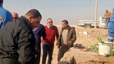 رئيس مياه القناة يشرف على أعمال إصلاح الكسر المفاجئ المغذي لمنطقة كوبري السلام