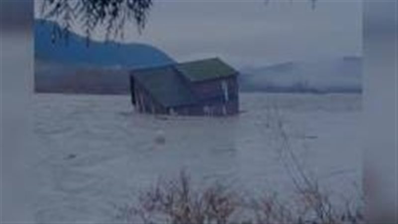 منزل يطفو فوق نهر