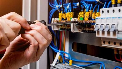 شرطة الكهرباء تضبط 4056 قضية سرقة تيار ومخالفات تعاقد