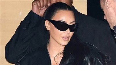  كيم كارداشيان تتعرض للسخرية لارتدائها أحذية جلدية وبنطال ضيق