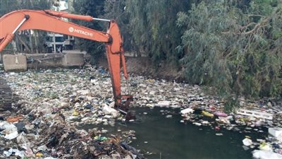 حملة فورية لتطهير ترعة قرية تلبانة ورفع 80 طن تراكمات قمامة