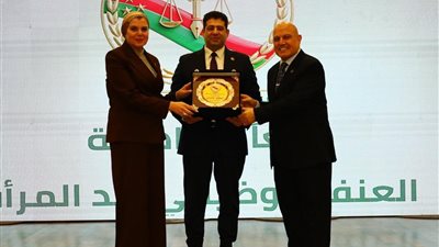 النيابة الإدارية تكرم الشخصيات البارزة في مجال مناهضة العنف الوظيفي ضد المرأة