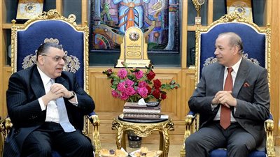 طلاب المنصورة يكتشفون أسرار العمل الدبلوماسي مع مساعد وزير الخارجية