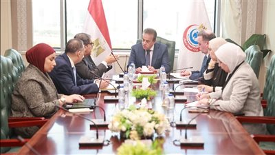 وزير الصحة يبحث مع 