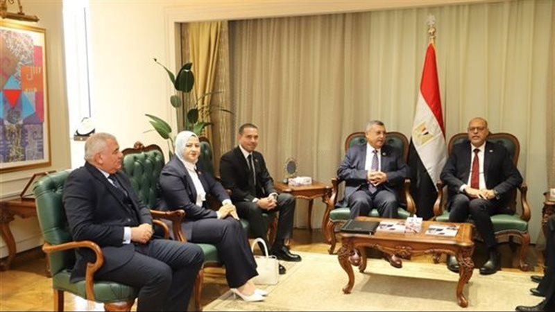 وزير العمل يستقبل