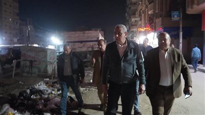بعد جولة صباحية.. محافظ الغربية يعود منتصف الليل إلى شارع الترعة بالمحلة 