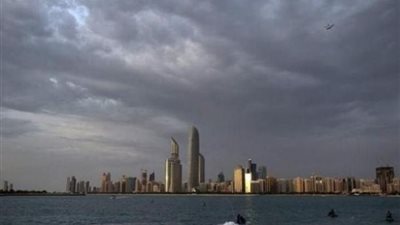 حالة الطقس في الإمارات اليوم.. أمطار متفرقة وفرصة رعدية على بعض المناطق