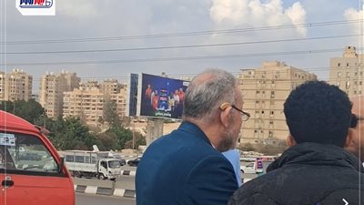 مكسور الخاطر.. لحظة خروج والد هدير عبد الرازق من المحكمة بعد تأجيل الجلسة