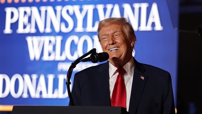 تشبهين ابنتي.. ترامب يمازح إحدى الحاضرات بحفل استقبال في البيت الأبيض 