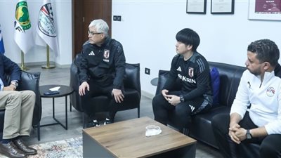 مصطفى عزام يستقبل رئيس بعثة منتخب اليابان ويتبادلان الدروع 