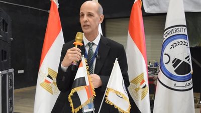 زيارة إنسانية من رئيس جامعة بني سويف الأهلية لطلاب حادث الاختناق