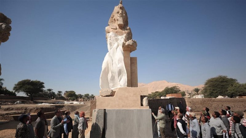 احد التمثالين 