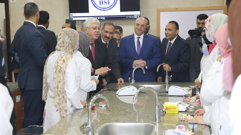 محافظ بنى سويف ووزير