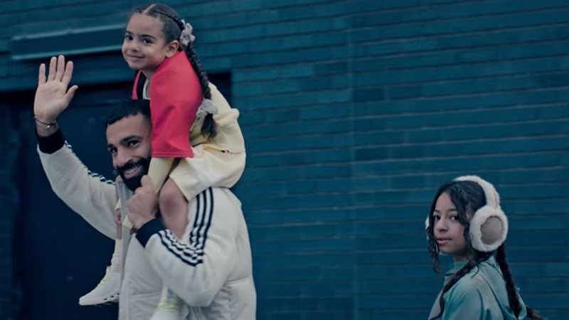 محمد صلاح مع بناته
