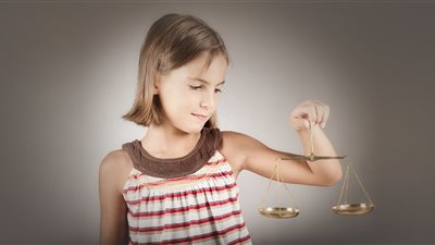 القانون يحمي الطفل من صراعات الأبوين.. محامية تحذر من استغلال الصغار للتشهير 