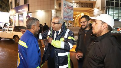 رئيس الصرف الصحي بالإسكندرية يتفقد استعدادات الشركة لمواجهة النوة الحالية
