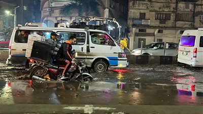 أهالي دمياط يستغيثون بعد غرق الشوارع بمياه الأمطار وتوقف الحركة بالكامل