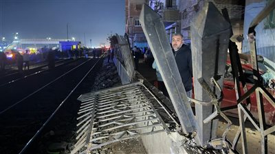 سقوط 6 كونتنرات من قطار بضائع بطوخ دون إصابات وتلفيات بمنازل مجاورة