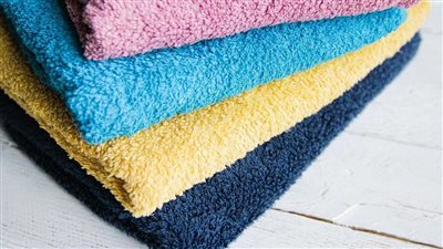 دليل شامل لأفضل الطرق لتنظيف المناشف بنعومة عالية مثل الفنادق