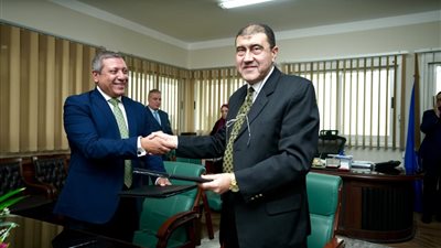 قناة السويس وبنك التنمية الصناعية يوقعان بروتوكول تعاون لإصدار بطاقات الموظفين