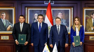 محافظ البنك المركزي ووزير الصحة يشهدان توقيع بروتوكول التعاون مع صندوق الطوارئ