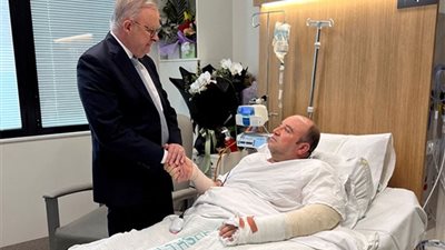 مصدر الهام لجميع.. رئيس الوزراء الأسترالي يزور أحمد الأحمد في المستشفى 