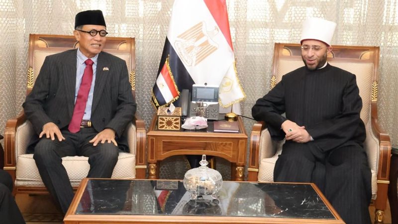 وزير الأوقاف وسفير