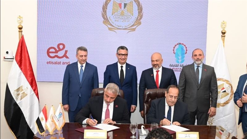 جانب من توقيع البروتوكول