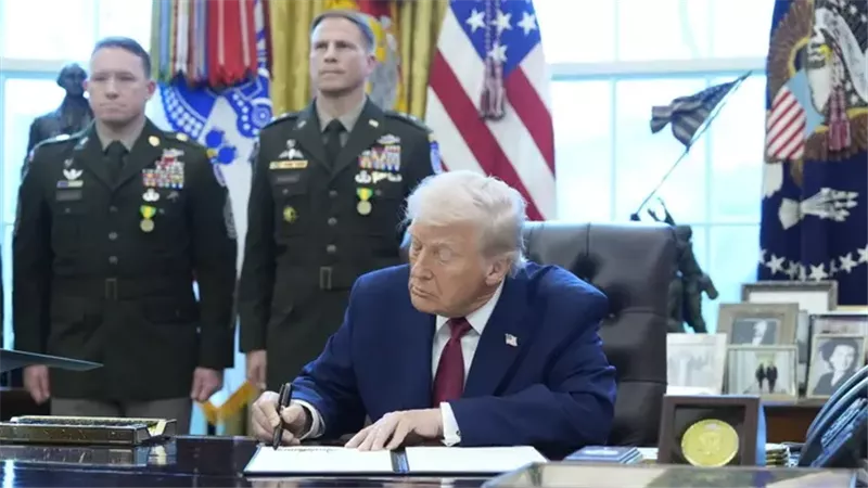 الرئيس الأمريكي دونالد