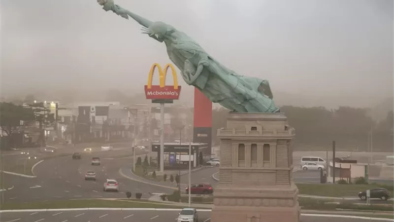 انهيار نسخة تمثال