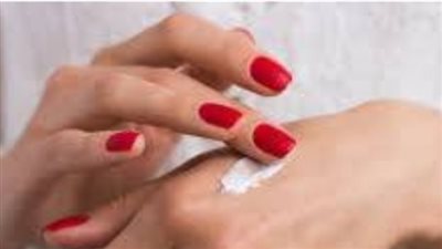 طريقة سهلة لعمل مرطب طبيعي يعالج تشققات اليدين في المنزل 	