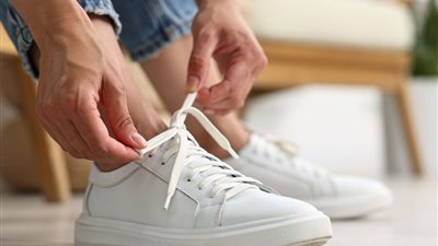 طرق سهلة لتنظيف الأحذية الرياضية البيضاء في المنزل 