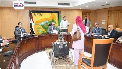 «الأنصاري» يوجه بتوفير مشروعات تنموية وفرص عمل وتراخيص أكشاك للأولى بالرعاية