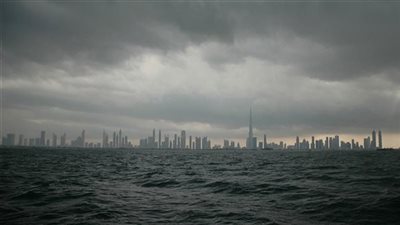 طقس الإمارات اليوم.. غائم جزئي مع أمطار متفرقة ونصائح هامة