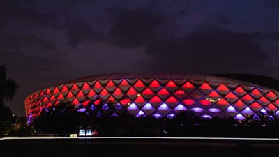 في لفتة تعكس الروابط.. معالم أبو ظبي تتزين بعلم البحرين في عيديها الوطني 