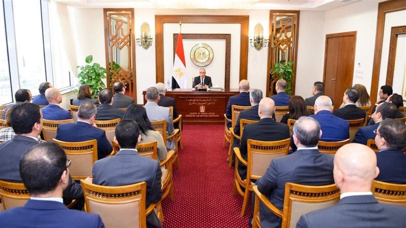 عبد العاطي يجتمع