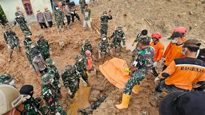 بسبب الفيضانات.. انهيار جسر في منطقة أتشيه الوسطى بإندونيسيا