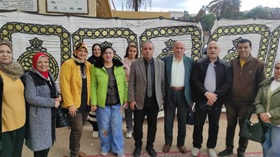 مدير إدارة شرق الزقازيق والعاملين بالادارة يحتشدون بمحيط اللجان الانتخابية 