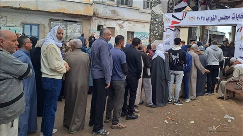 توافد المواطنين بكفر