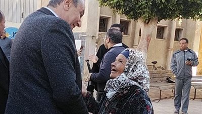 «انا بحبك».. موقف إنساني لمحافظ الغربية مع مسنة أمام لجنة انتخابية بالغربية