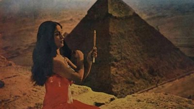 لحظة جرأة لا تنسى.. لماذا تسلقت سهير زكي الأهرامات؟|اعرف القصة 