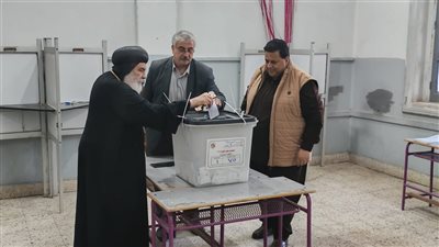 الأنبا بنيامين مطران المنوفية يدلي بصوته في اليوم الثاني للانتخابات النواب