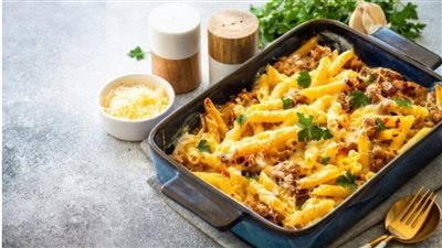 أكلات اليوم الفري.. طريقة عمل المكرونة بالبشاميل بالفراخ واللحمة خطوة بخطوة