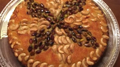سر البسبوسة بالمكسرات المقرمشة زي المحلات… خطوة بخطوة من غير ما تنشف 	