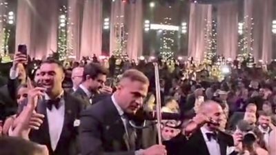 محمد نور يعزف على الكمان في حفل زفاف مدير أعمال عمرو دياب |صور